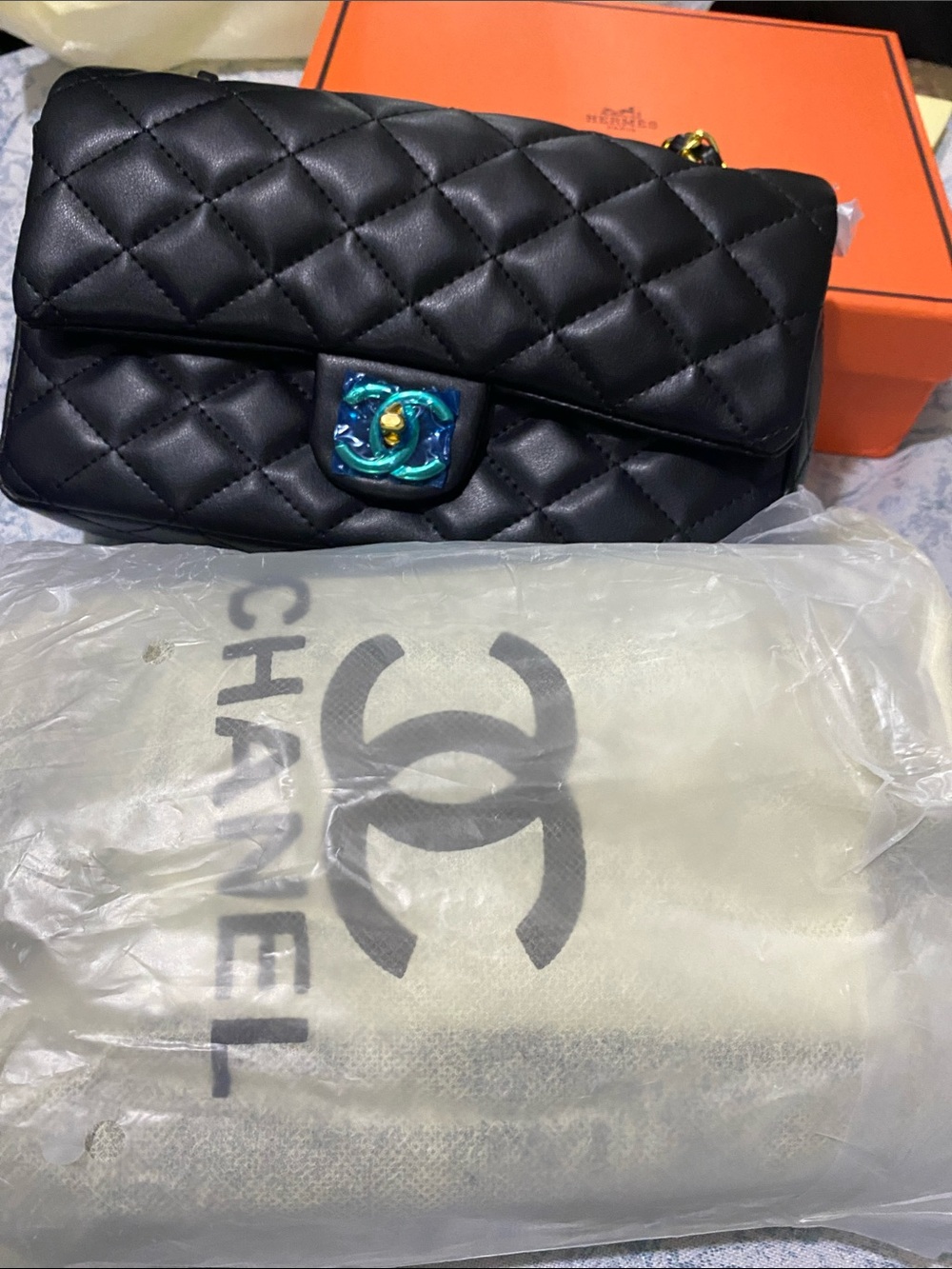 CHANEL Black Quilted Shoulder Bag with Gold Chain and Iridescent CC Turnlock - Picture 6 of 9
